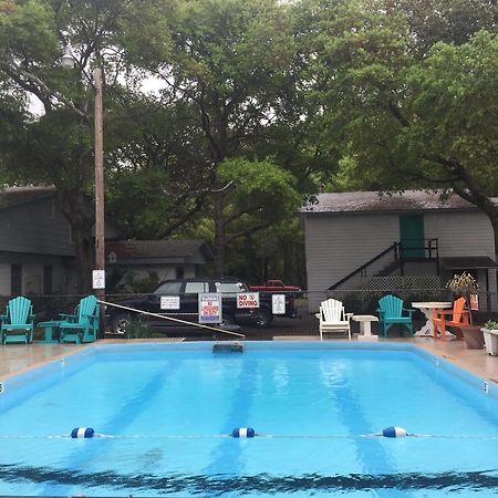 Captain'S Cove Motel Oak Island Bagian luar foto
