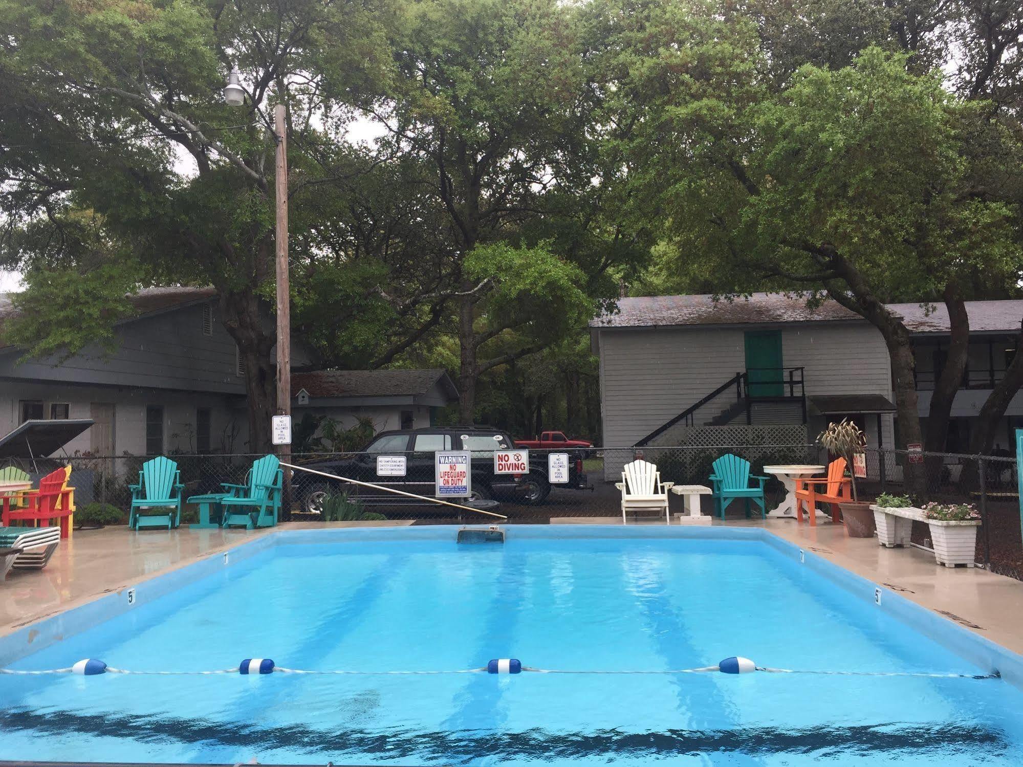 Captain'S Cove Motel Oak Island Bagian luar foto