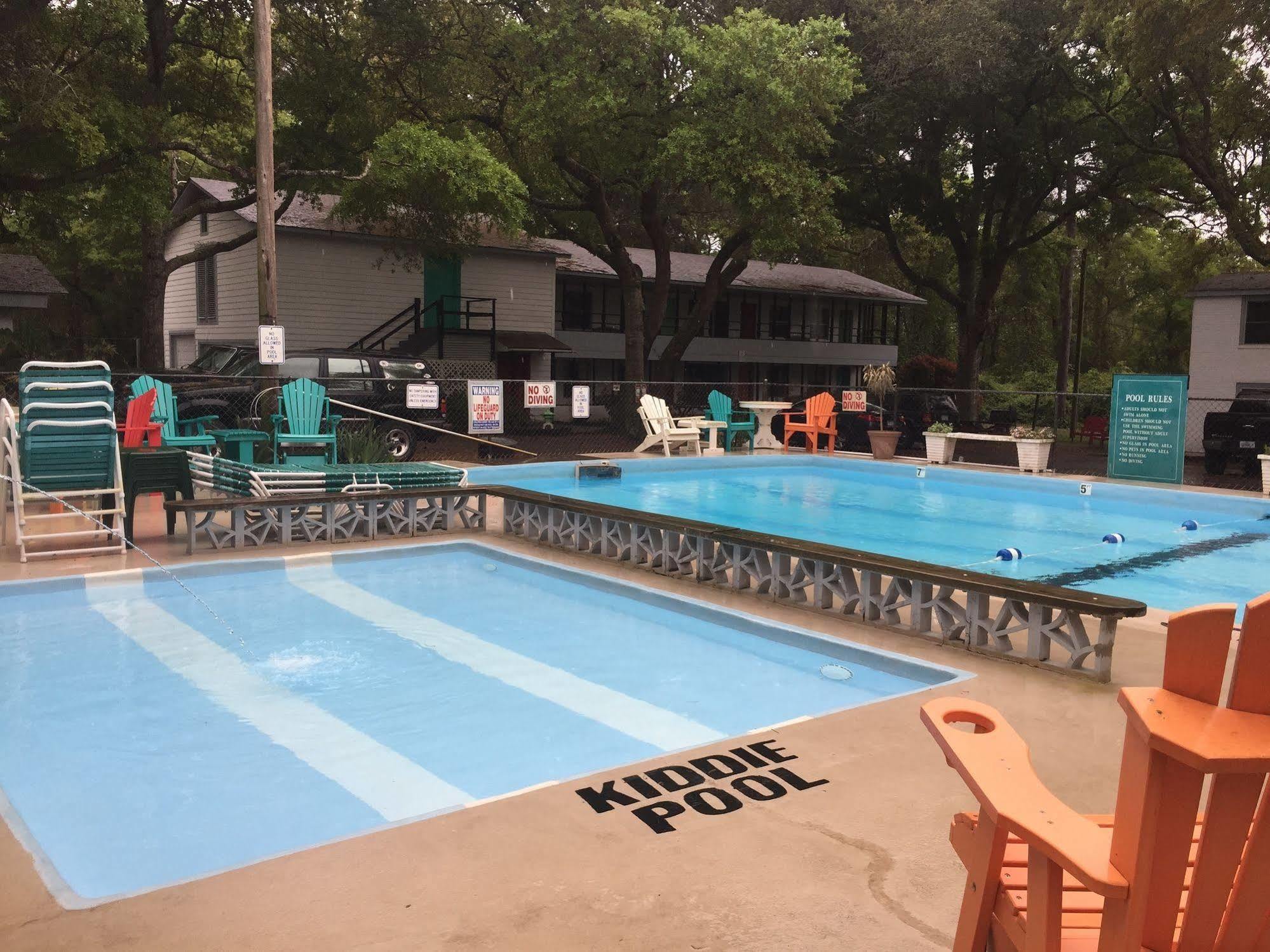 Captain'S Cove Motel Oak Island Bagian luar foto