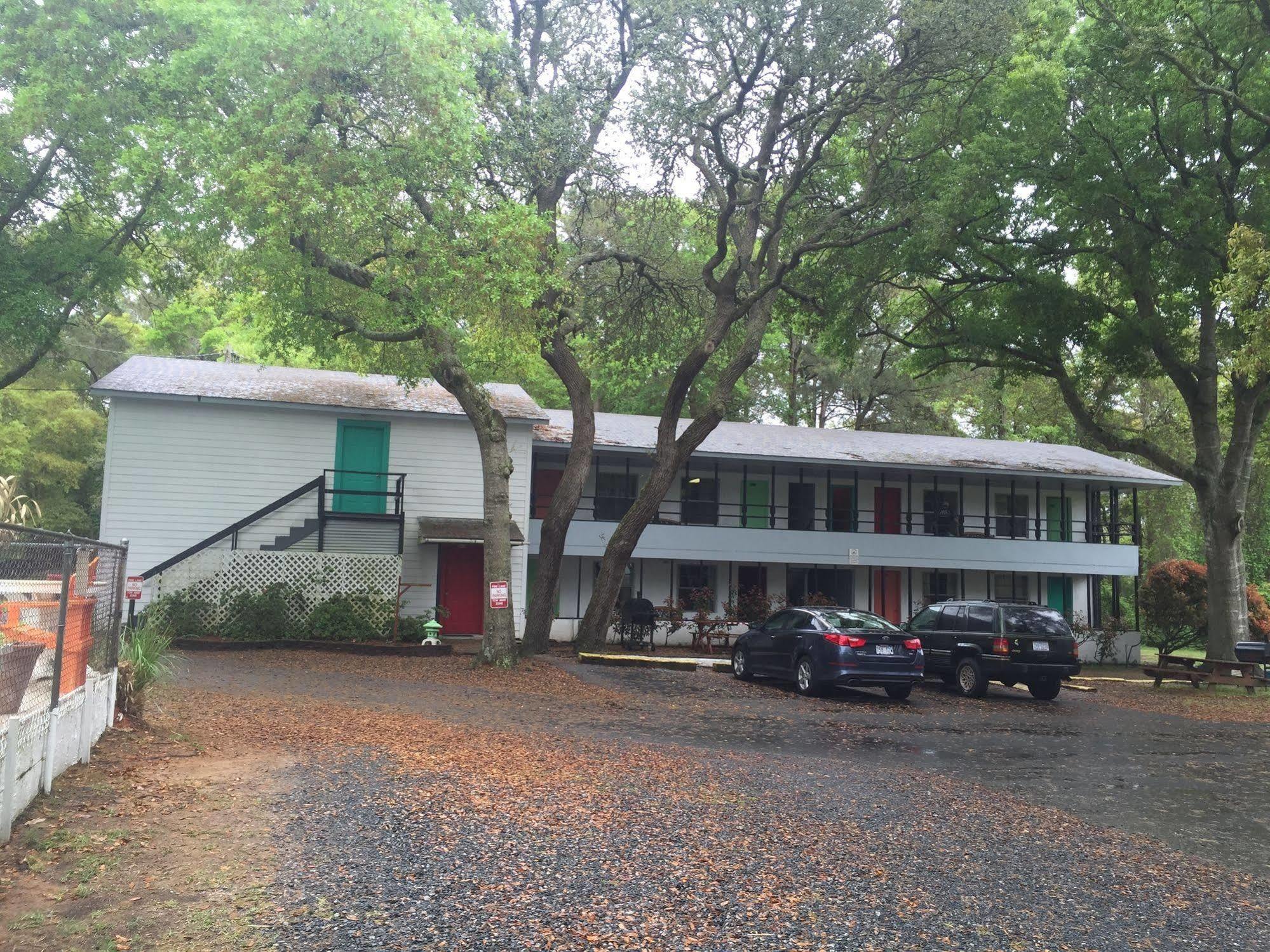 Captain'S Cove Motel Oak Island Bagian luar foto